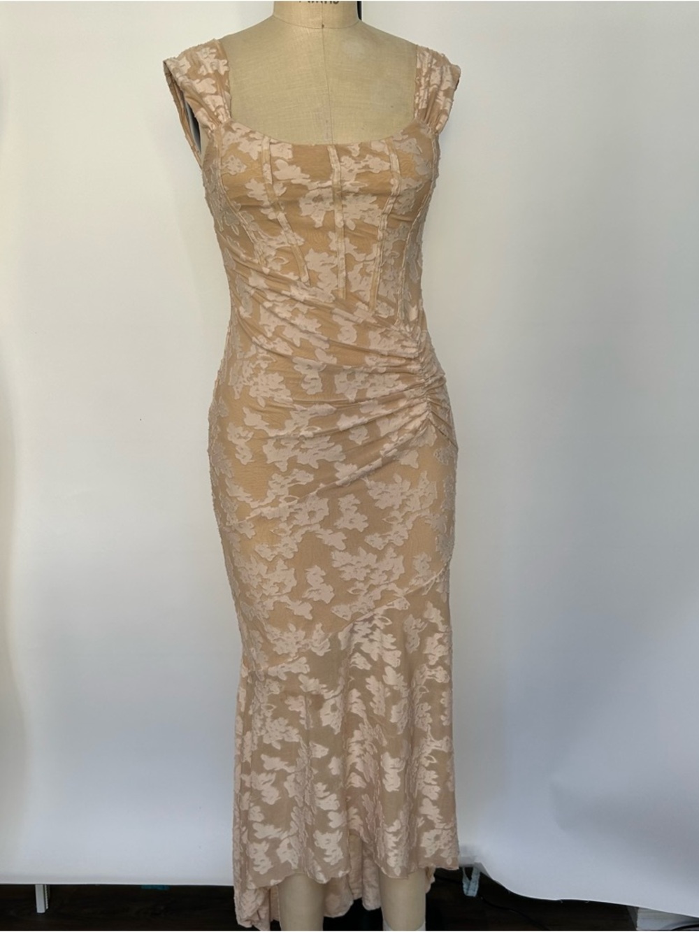 Sleeveless Beige Floral Lace Midi Dress with Ruched Side